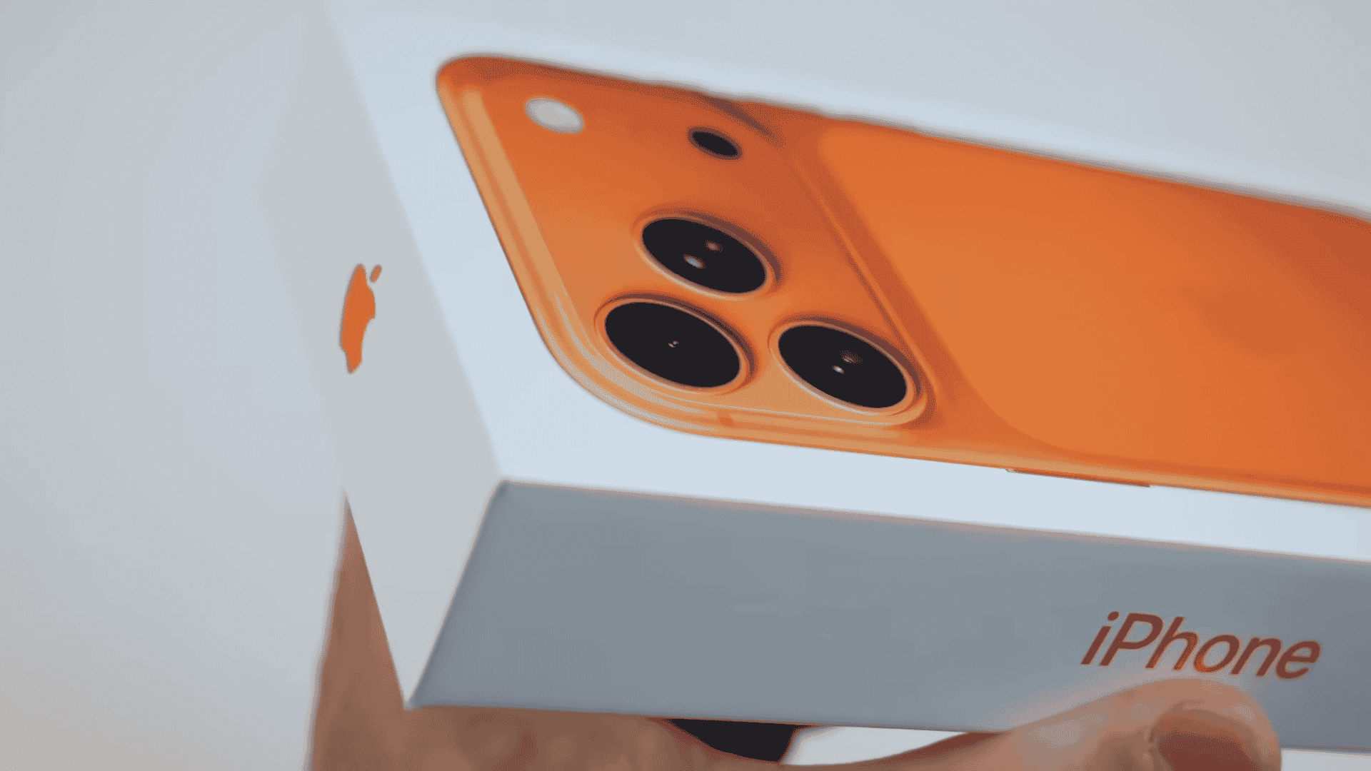 iPhone 17 Pro 망치와 칼로 긁어보기 테스트 0 1